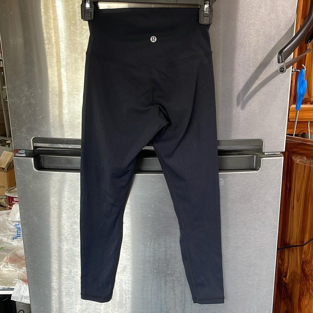 Lululemon leggings women’s size 4 Black cropped Good preowned condition active‎